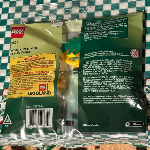 LEGO Botanicals Field Flowers (30701) (Bundle Eligible) - Picture 3 of 6